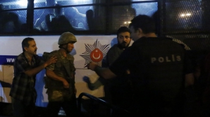 Турецкие власти задержали более 750 военных по подозрению в участии в мятеже 