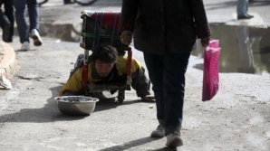 В Китае разоблачили «безногого» попрошайку, сняв с него штаны (ВИДЕО)