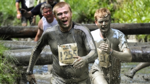 Запачкались по полной программе: в Голландии устроили грязевой забег