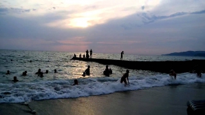 На сочинских пляжах запретили купаться с восьми вечера до восьми утра 