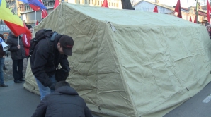 Сторонники ПСРМ и "Нашей Партии" демонтировали палатки перед парламентом