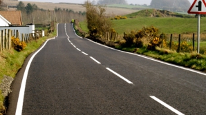 В России дорожники нанесли разметку прямо на ямы (ВИДЕО)