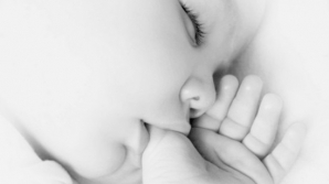 Ученые: дети, сосущие палец, реже подвержены аллергии