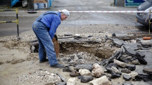 На Буюканах прорвало канализационную трубу