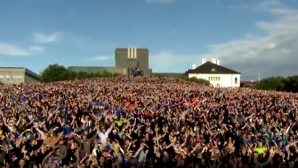 Как болельщики встретили сборную Исландии по футболу в Рейкьявике (ВИДЕО)