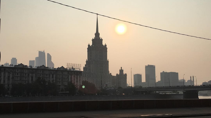 Жители Москвы запечатлели странную дымку над городом (ФОТО, ВИДЕО)