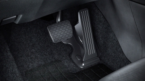 В Казани девушка в автомобиле рухнула в реку, перепутав педали (ВИДЕО)