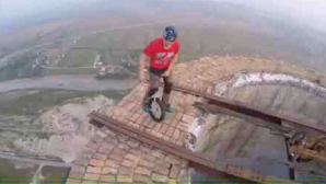 Двое румынских граждан пробежались по крыше башни, высотой в 250 метров