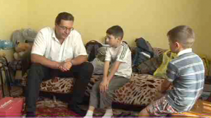 Председатель ДПМ привез подарки двум братьям, которых воспитывает бабушка