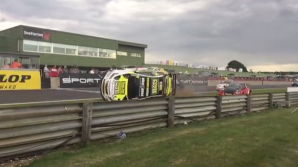 Вылет автомобиля с трассы на гоночном соревновании в Британии (ВИДЕО)