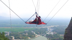 Китайские молодожены устроили экстремальную фотосессию на высоте 180 метров (ВИДЕО)