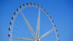 Почти 140 человек застряли на колесе обозрения в Китае