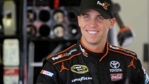 Дэнни Хэмлин выиграл вторую в этом году гонку НАСКАР