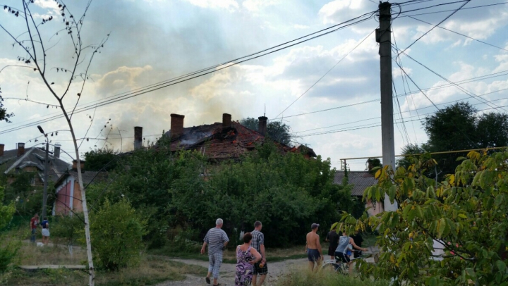 В Басарабяске загорелся двухэтажный жилой дом (ФОТО/ВИДЕО)