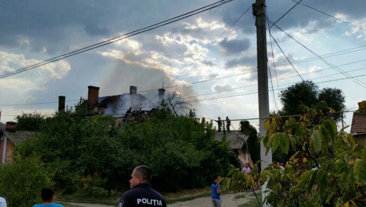 В Басарабяске загорелся двухэтажный жилой дом (ФОТО/ВИДЕО)