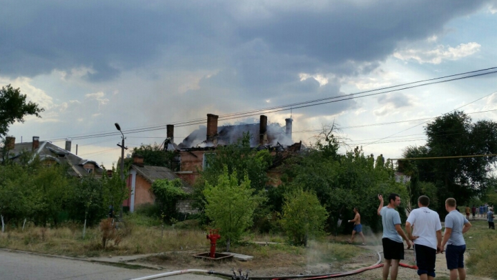 В Басарабяске загорелся двухэтажный жилой дом (ФОТО/ВИДЕО)