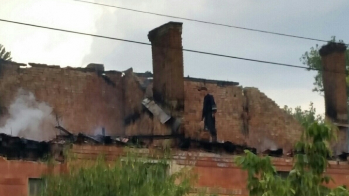 В Басарабяске загорелся двухэтажный жилой дом (ФОТО/ВИДЕО)