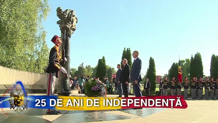 Празднование Дня независимости Молдовы началось с возложения цветов
