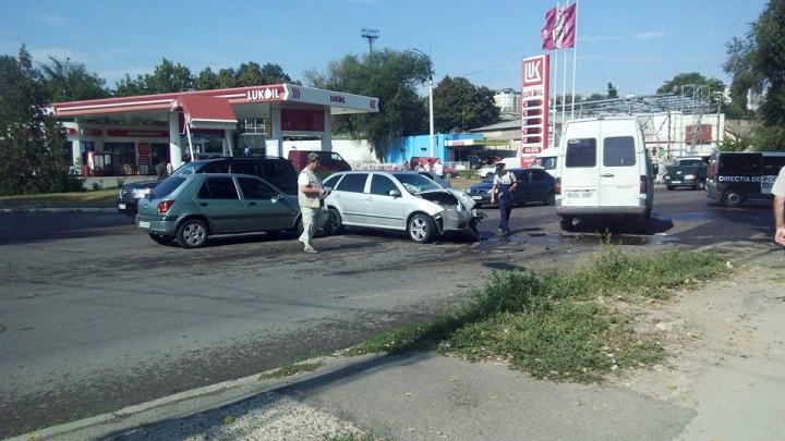 Рейсовый микроавтобус столкнулся в автомобилем в столице (ФОТО)