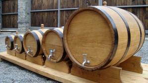 В сёлах начали готовить винные бочки, у бондарей прибавилось работы