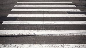 Учащимся лицея имени Джеордже Менюка приходится пропускать водителей у зебры