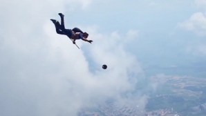 Парашютисты сыграли в мяч в свободном падении