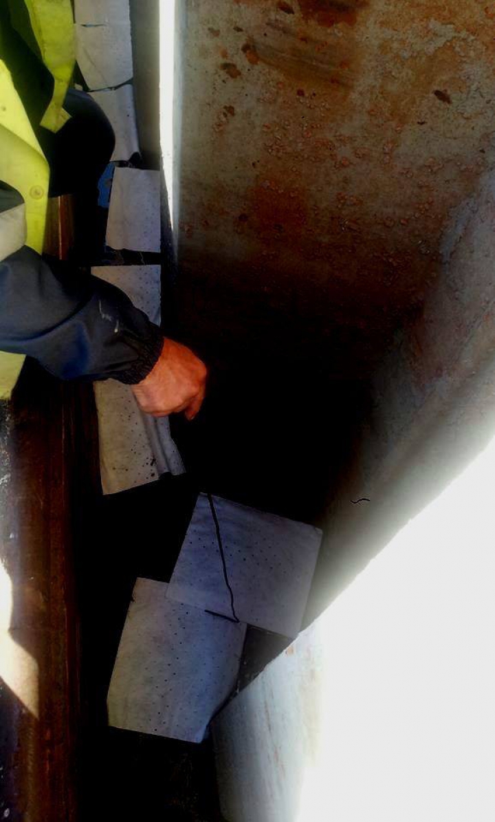 Три спецрасчета очищали Прут от разлившегося горючего (ФОТО)