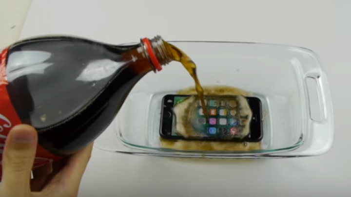 iPhone 7 испытали в кипятке и замороженной Coca-Cola