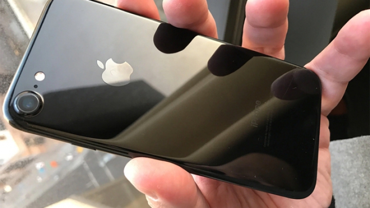 Сотрудник Apple поделился деталями об "iPhone 8"