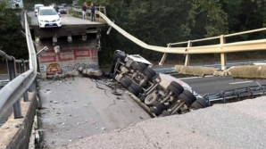 Момент обрушения моста на автостраду в Италии попал на видео
