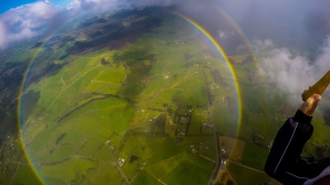 Парашютист в Новой Зеландии прыгнул в круглую радугу