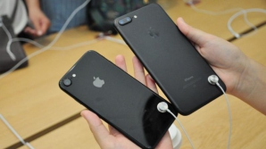 В Китае девушка продала 20 подаренных iPhone 7 и купила дом