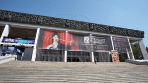  У Национальной оперы, где недавно закончили ремонт тротуара, снова паркуют автомобили