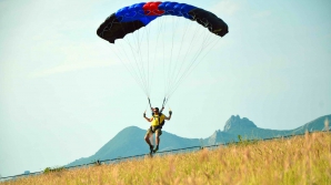 Трое парашютистов-экстремалов устроили шоу на Мадагаскаре