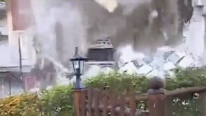 Момент обрушения дома во время землетрясения в Италии