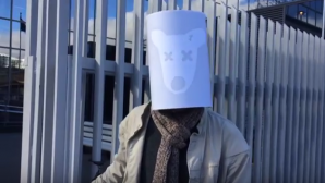 Модератор паблика "Мрачные щи" приковал себя наручниками к забору офиса "ВКонтакте"