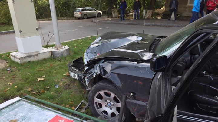 Две машины на скорости столкнулись на Рышкановке