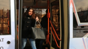 В Москве девушка в маске и с ножом напала на пассажиров троллейбуса