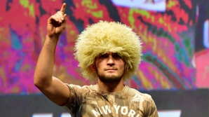 Российский боец Нурмагомедов досрочно победил американца Джонсона