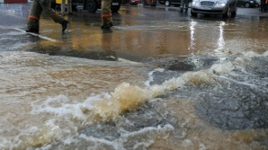 Дворы сразу нескольких домов на Чеканах превратились в поймы разлившихся рек