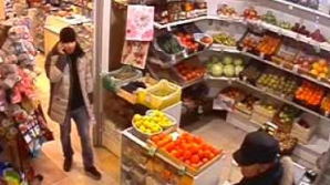 В Перми посетители магазина отбили кассира у вооружённого грабителя