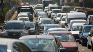 Предприимчивый преступник украл сумку из машины, пока хозяйка стояла в пробке