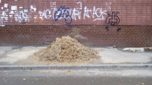 Тротуар на пересечении двух центральных улиц столицы заняли песком