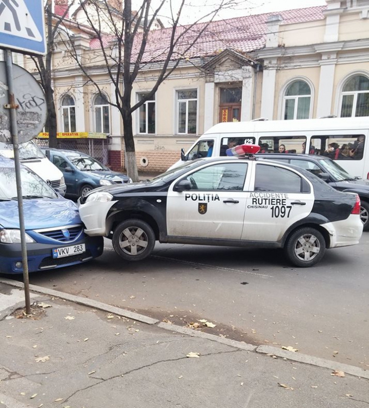 Патрульная машина попала в аварию в центре Кишинева