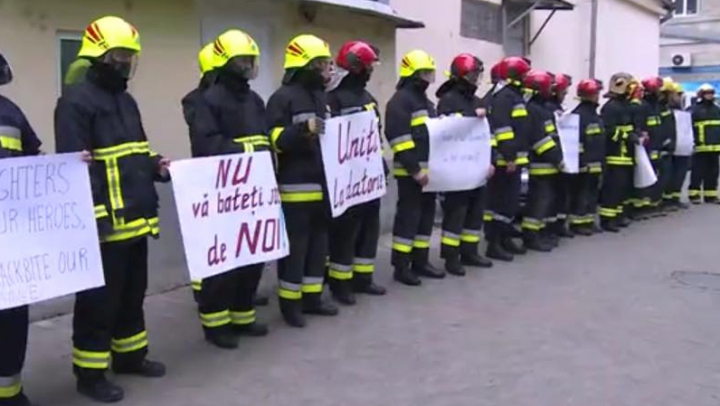 Пожарные провели акцию протеста против осквернения памяти Ивана Ногайлыка ведущими Jurnal TV 