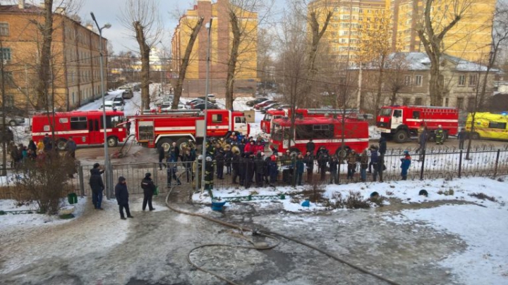 В Казани при пожаре в школе пострадали два человека