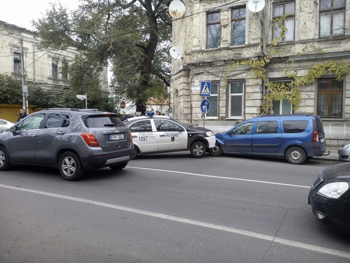 Патрульная машина попала в аварию в центре Кишинева