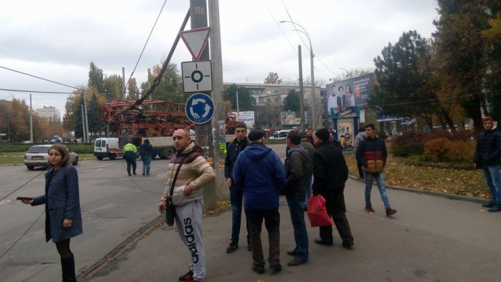 ЧП на улице Крянгэ: строительный кран повредил провода троллейбусной линии