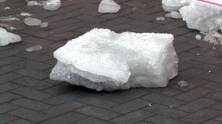 Глыба льда с крыши многоэтажки упала на беременную жительницу Подмосковья