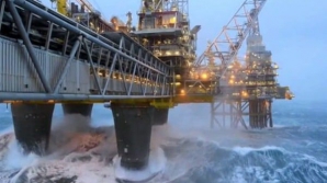 В Азербайджане после падения эстакады в море пропали 10 человек